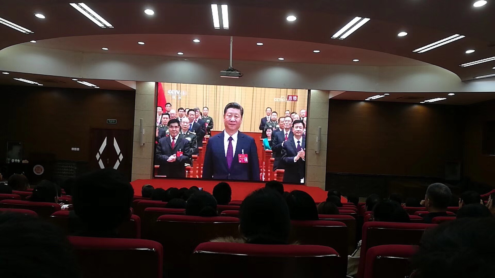 邻社室内led显示屏播放十九大胜利召开