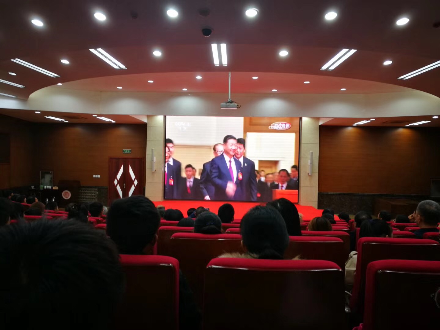 邻社室内led显示屏播放十九大胜利召开
