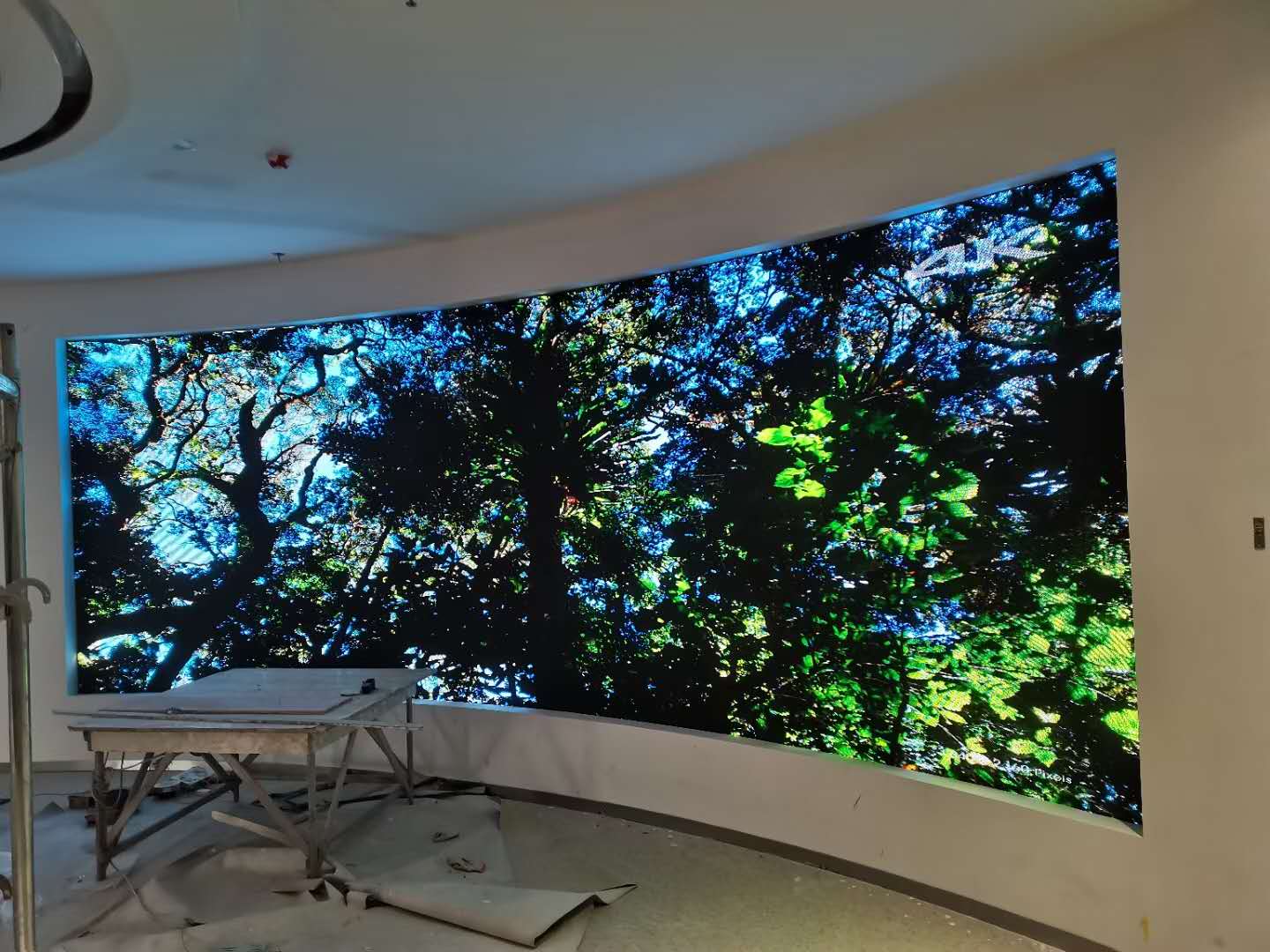 企业大厅内弧形室内LED显示屏案例-低亮高刷节能